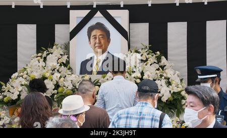 Tokyo, Japon. 27th septembre 2022. Les gens offrent des fleurs au mémorial à l'extérieur de Nippon Budokan lors des funérailles d'État de feu l'ancien Premier ministre japonais Shinzo Abe à Tokyo, Japon, mardi, 27 septembre 2022. Photo par Keizo Mori/UPI crédit: UPI/Alay Live News Banque D'Images