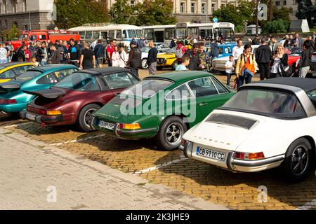 Vue arrière des voitures sport Porsche 911 lors du défilé de voitures classiques à Sofia, Bulgarie, Europe de l'est, Balkans, UE Banque D'Images