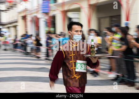 Macao, Chine. 27th septembre 2022. Un participant participe à une course en plateau marquant la Journée mondiale du tourisme à Macao, dans le sud de la Chine, le 27 septembre 2022. Une course de plateau a eu lieu à Macao pour marquer mardi la Journée mondiale du tourisme. Environ 130 participants des industries locales de la restauration et du tourisme ont pris part à la course couvrant une distance des ruines de Saint-Paul à la place Senado . Crédit: Cheong Kam Ka/Xinhua/Alay Live News Banque D'Images