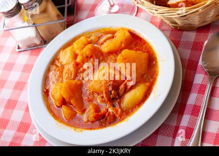 Calamar avec pommes de terre Banque D'Images