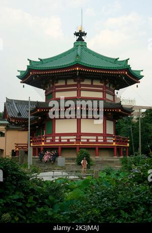 TOKYO, JAPON-JUILLET 12:personnes non identifiées assises et debout près de la pagode au parc Ueno.12 juillet,2008 à Tokyo, Japon Banque D'Images