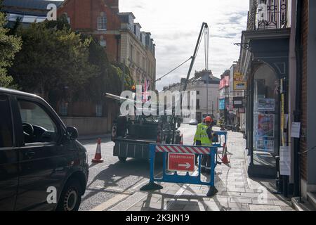 Windsor, Berkshire, Royaume-Uni. 27th septembre 2022. Après la mort de sa Majesté la Reine, la période de deuil royal est maintenant terminée et les cérémonies de l'Union Jacks qui avaient été installées autour de Windsor pour le Royal Funeral, ont été reprises aujourd'hui. Crédit : Maureen McLean/Alay Live News Banque D'Images