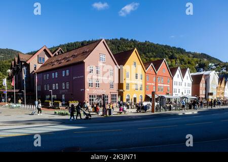 Bergen, Norvège, 19th septembre 2022 : piétons dans la rue Bradbenken, Bryggen. Banque D'Images