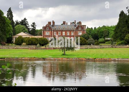 Lynford Hall et lac, village de Lynford près de Thetford, Norfolk, Angleterre Banque D'Images
