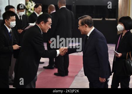 Tokyo, Japon. 27th septembre 2022. Le Premier ministre japonais Fumio Kishida (front L) accueille l'ancien ministre chinois des Sciences et de la technologie WAN Gang (R) avant une réception à la Maison d'hôtes d'État d'Asakasa à Tokyo sur 27 septembre 2022, à la suite des funérailles d'État de l'ancien Premier ministre japonais Shinzo Abe. (Image de crédit: © POOL via ZUMA Press Wire) Banque D'Images