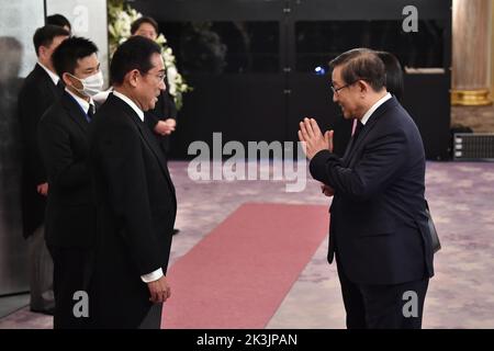 Tokyo, Japon. 27th septembre 2022. Le Premier ministre japonais Fumio Kishida (front L) accueille l'ancien ministre chinois des Sciences et de la technologie WAN Gang (R) avant une réception à la Maison d'hôtes d'État d'Asakasa à Tokyo sur 27 septembre 2022, à la suite des funérailles d'État de l'ancien Premier ministre japonais Shinzo Abe. (Image de crédit: © POOL via ZUMA Press Wire) Banque D'Images