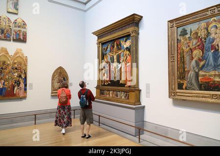 Les visiteurs étudient les peintures de la Renaissance dans la National Gallery, Londres, Royaume-Uni Banque D'Images