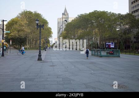 Brooklyn, NY, USA - 27 septembre 2022 : vue en début de matinée de Cadman Plaza montrant l'entrée du métro Borough Hall et le parc à proximité Banque D'Images