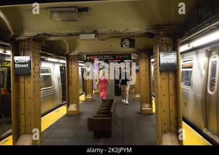 Brooklyn, NY, USA - 27 septembre 2022 : la plate-forme de l'arrêt de train R à court Street montrant les métros de chaque côté de la plate-forme Banque D'Images