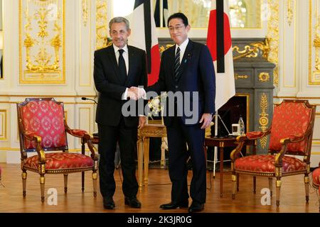 Tokyo, Japon. 27th septembre 2022. L'ancien président français Nicolas Sarkozy, à gauche, pose une photo avec le Premier ministre japonais Fumio Kishida avant leur rencontre à la maison d'hôtes du Palais d'Akasaka à Tokyo, le mardi 27 septembre 2022. (Image de crédit: © POOL via ZUMA Press Wire) Banque D'Images