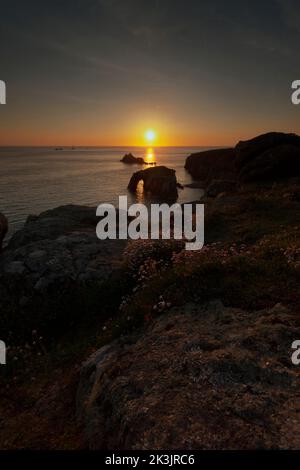 coucher de soleil à la fin des terres de cornwall avec enys dodnan et les formations rocheuses de chevalier armé format vert Banque D'Images