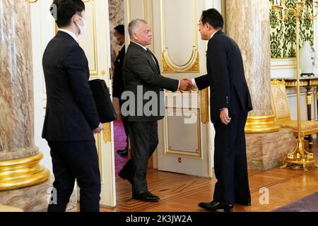 Tokyo, Japon. 27th septembre 2022. Le roi Abdallah II de Jordanie, à gauche, accueille le Premier ministre japonais Fumio Kishida avant leur rencontre à la maison d'hôtes du Palais Akasaka à Tokyo, le mardi 27 septembre 2022. (Image de crédit: © POOL via ZUMA Press Wire) Banque D'Images