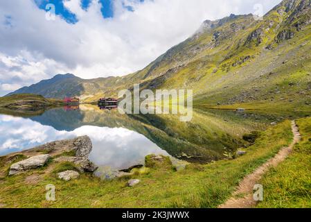 Vue panoramique sur les Alpes de Transylvanie, miroir au lac de Balea en haute altitude, en Roumanie, face à de spectaculaires nuages orageux Banque D'Images