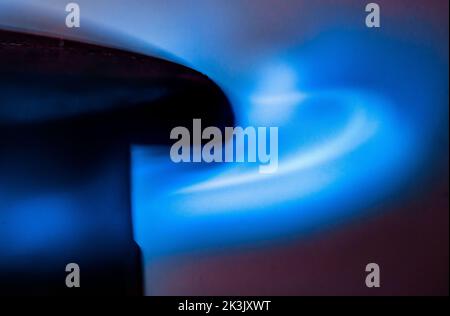 27 septembre 2022, Hessen, Francfort-sur-le-main : flammes de gaz brûlant sur un poêle dans une cuisine. (Tourné avec un temps d'exposition plus long) photo: Frank Rumpenhorst/dpa