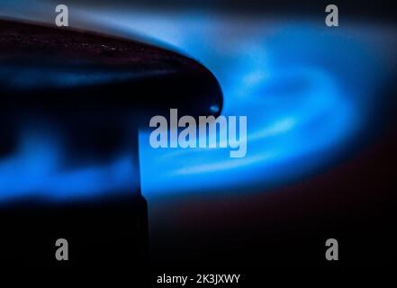 27 septembre 2022, Hessen, Francfort-sur-le-main : flammes de gaz brûlant sur un poêle dans une cuisine. (Tourné avec un temps d'exposition plus long) photo: Frank Rumpenhorst/dpa