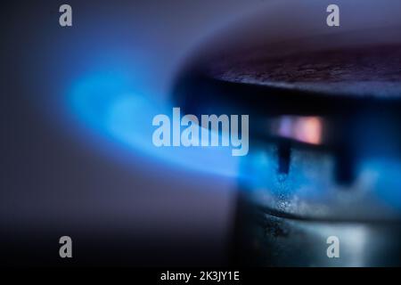 27 septembre 2022, Hessen, Francfort-sur-le-main : flammes de gaz brûlant sur un poêle dans une cuisine. Photo: Frank Rumpenhorst/dpa