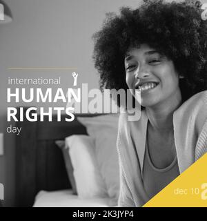 Portrait d'une jeune femme biraciale souriante avec cheveux afro et journée internationale des droits de l'homme, décembre 10 Banque D'Images