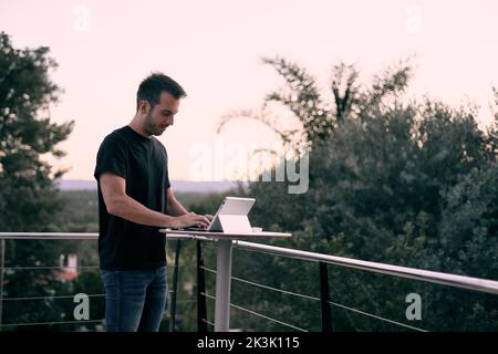 Un cliché peu profond d'un jeune caucasien utilisant son tablette Banque D'Images