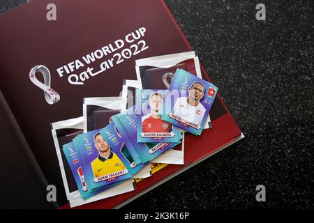 Minas Gerais, Brésil - 07 septembre 2022: Sélection des autocollants et Panini coupe du monde de la FIFA 2022 Qatar Album officiel sous licence d'autocollants Banque D'Images