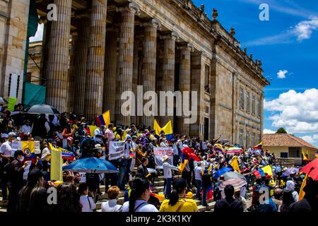 BOGOTA, COLOMBIE - 26 SEPTEMBRE 2022. Des manifestations pacifiques se sont déroulées à Bogotá, en Colombie, contre le gouvernement de Gustavo Petro. Marche contre la loi ref Banque D'Images