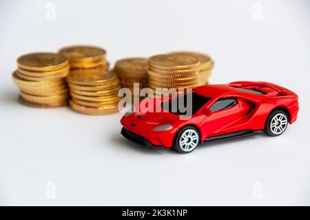 Kuala Lumpur, Malaisie - septembre 2022 : voiture miniature de Ford GT avec fond de pièce d'or. Copier l'espace. Banque D'Images