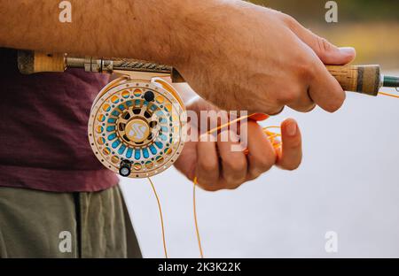 Pêche à la truite sur Thornton Reservoir, Leicester, Angleterre Banque D'Images