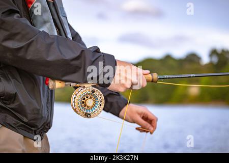 Pêche à la truite sur Thornton Reservoir, Leicester, Angleterre Banque D'Images