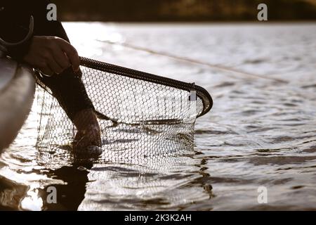Pêche à la truite sur Thornton Reservoir, Leicester, Angleterre Banque D'Images