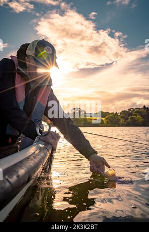 Pêche à la truite sur Thornton Reservoir, Leicester, Angleterre Banque D'Images
