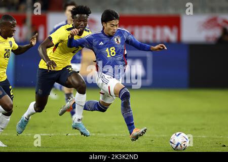 DUSSELDORF - (lr) Jackson Porozo de l'Equateur, Kaoru Mitoma du Japon pendant le Japon-Equateur amical international à l'arène de Dusseldorf sur 27 septembre 2022 à Düsseldorf, Allemagne. ANP | hauteur néerlandaise | Maurice van Steen Banque D'Images