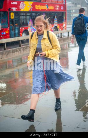 Londres, Royaume-Uni. 27th septembre 2022. Douches sur le London Bridge dans West End. Credit: JOHNNY ARMSTEAD/Alamy Live News Banque D'Images