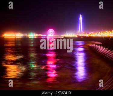 Central Pier et Blackpool Tower la nuit pendant les illuminations Banque D'Images