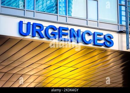 Vue à angle bas d'un panneau français d'entrée d'urgence de l'hôpital (urgences en français) en lettres majuscules bleues. Banque D'Images