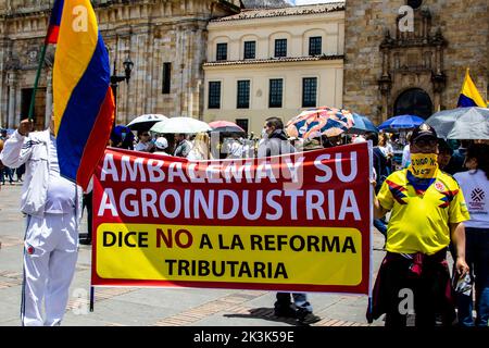 BOGOTA, COLOMBIE - 26 SEPTEMBRE 2022. Des manifestations pacifiques se sont déroulées à Bogotá, en Colombie, contre le gouvernement de Gustavo Petro. Marche contre la loi ref Banque D'Images