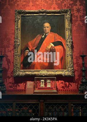 Ce portrait représente J. P. Morgan, Jr., fils de Pierpont Morgan et fondateur de la Morgan Library, portant les robes d'un docteur en droit, un diplôme honorifique conféré par l'Université de Cambridge en 1919. Le diplôme était un geste de gratitude à la jeune Morgan, qui, en tant que chef de la firme J.P. Morgan & Co. A fourni un soutien financier aux alliés pendant la première Guerre mondiale. La photo est suspendue au-dessus du manteau à la Morgan Library de New York. Banque D'Images