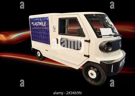 XBus S, minibus électrique pour le transport de petites marchandises aux consommateurs de la ville, avec cellules solaires sur le toit à Hanovre, Allemagne, Septemb Banque D'Images