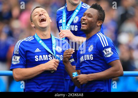 Photo du dossier datée du 24-05-2015 de l'ancienne star de Chelsea Mikel John OBI (à droite) qui a annoncé sa retraite du football, âgé de 35 ans. Date de publication : mardi 27 septembre 2022. Banque D'Images