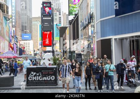 Personnes marchant sur Broadway à Times Square, New York City. Banque D'Images