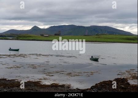 2022 septembre : île de Canna, Hébrides intérieures, Écosse, vue de l'autre côté de la baie jusqu'à l'église St Edwards Banque D'Images