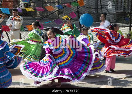 Les danseurs de Child Mariachi se produisent lors des célébrations de la fête de l'indépendance du Mexique lors d'un festival multiculturel scolaire à Brooklyn, New York. Banque D'Images