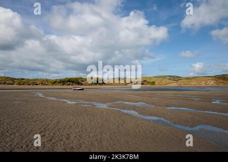 Marée basse sur l'estuaire de la rivière Nervern à Newport, Pembrokeshire, pays de Galles. Banque D'Images