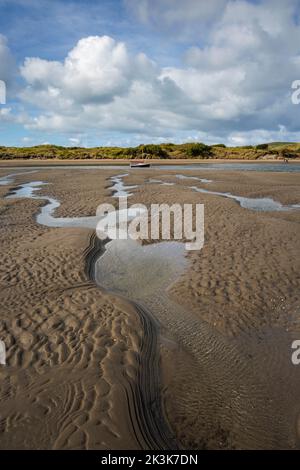 Marée basse sur l'estuaire de la rivière Nervern à Newport, Pembrokeshire, pays de Galles. Banque D'Images