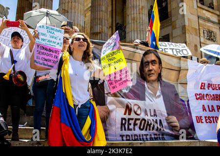 BOGOTA, COLOMBIE - 26 SEPTEMBRE 2022. Des manifestations pacifiques se sont déroulées à Bogotá, en Colombie, contre le gouvernement de Gustavo Petro. Marche contre la loi ref Banque D'Images