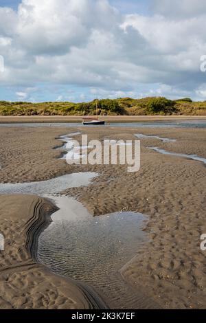 Marée basse sur l'estuaire de la rivière Nervern à Newport, Pembrokeshire, pays de Galles. Banque D'Images