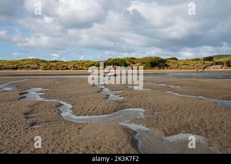 Marée basse sur l'estuaire de la rivière Nervern à Newport, Pembrokeshire, pays de Galles. Banque D'Images