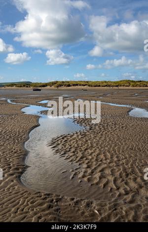 Marée basse sur l'estuaire de la rivière Nervern à Newport, Pembrokeshire, pays de Galles. Banque D'Images