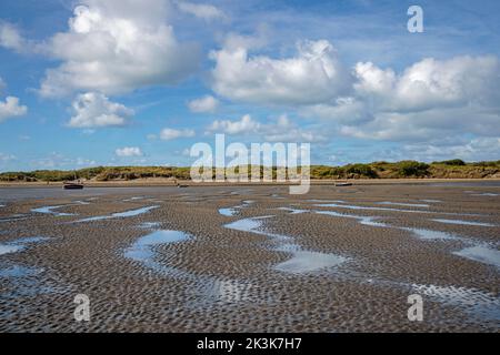 Marée basse sur l'estuaire de la rivière Nervern à Newport, Pembrokeshire, pays de Galles. Banque D'Images