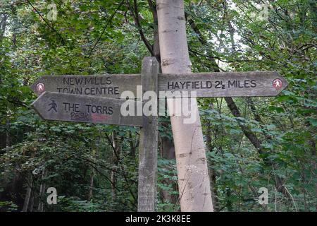 Une pancarte en bois sur le Sett Valley Trail à New Mills, Derbyshire. Banque D'Images