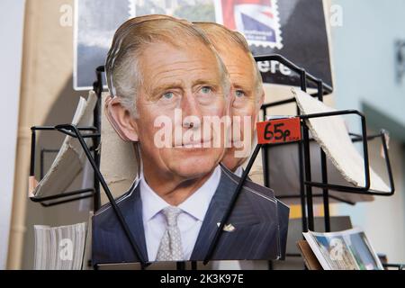 Windsor, Berkshire, Royaume-Uni. 27th septembre 2022. Carte postale du roi Charless III à vendre dans un magasin touristique de Windsor. Après le triste décès de sa Majesté la Reine, la période de deuil royal est maintenant terminée. Après que des milliers de mouneurs se sont précipités dans Windsor pour déposer des fleurs, Windsor était beaucoup plus calme aujourd'hui. Crédit : Maureen McLean/Alay Live News Banque D'Images