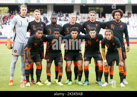 CLUC, ROUMANIE - SEPTEMBRE 27 : Kjell Scherpen des pays-Bas U21, Sepp van den Berg des pays-Bas U21, Lutscharel Geertruida des pays-Bas U21, Mitchel Bakker des pays-Bas U21, Micky van de Ven des pays-Bas U21, Joshua Zirkzee des pays-Bas U21, Quinten Timber des pays-Bas U21, Jeremie Frimpong des pays-Bas U21, Jurgen Ekkelenkamp des pays-Bas U21, Elayis Tavsan des pays-Bas U21 et Xavi Simons des pays-Bas U21 lors du match international amical entre la Roumanie U23 et les pays-Bas U23 à Cluj Arena sur 27 septembre 2022 à CLUC, Roumanie (photo par Nikola Krstic/BSR Agency) Banque D'Images